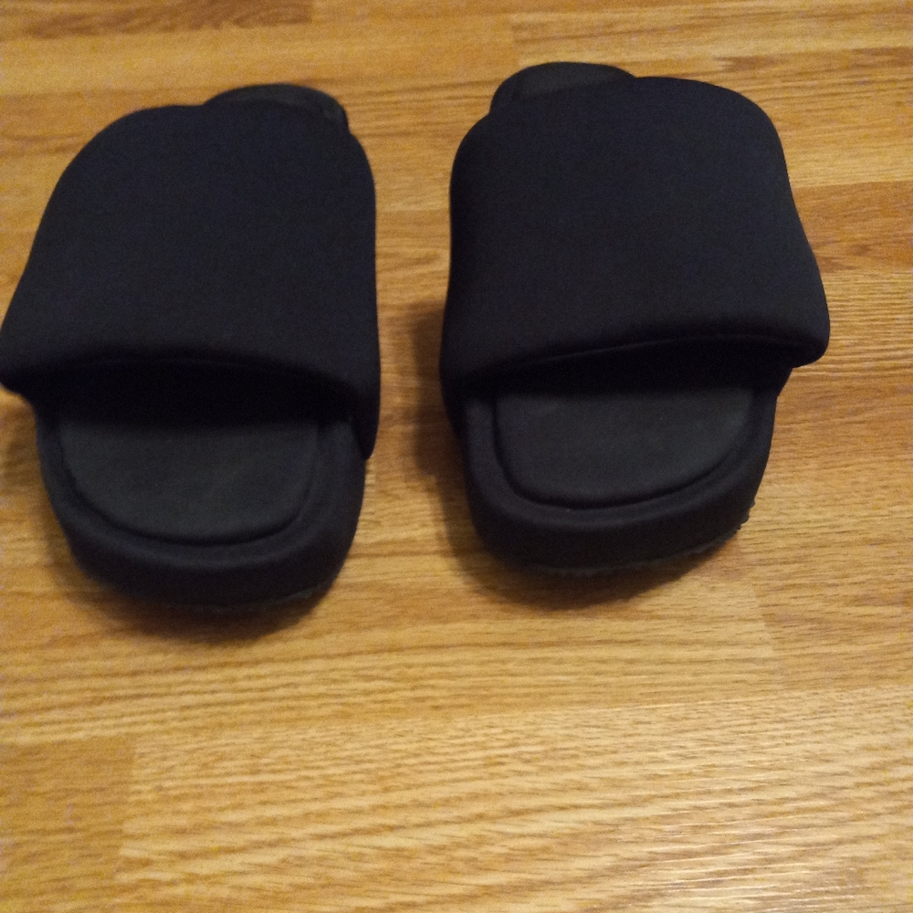 Yohji yamamoto slides..size 8..good condition ..